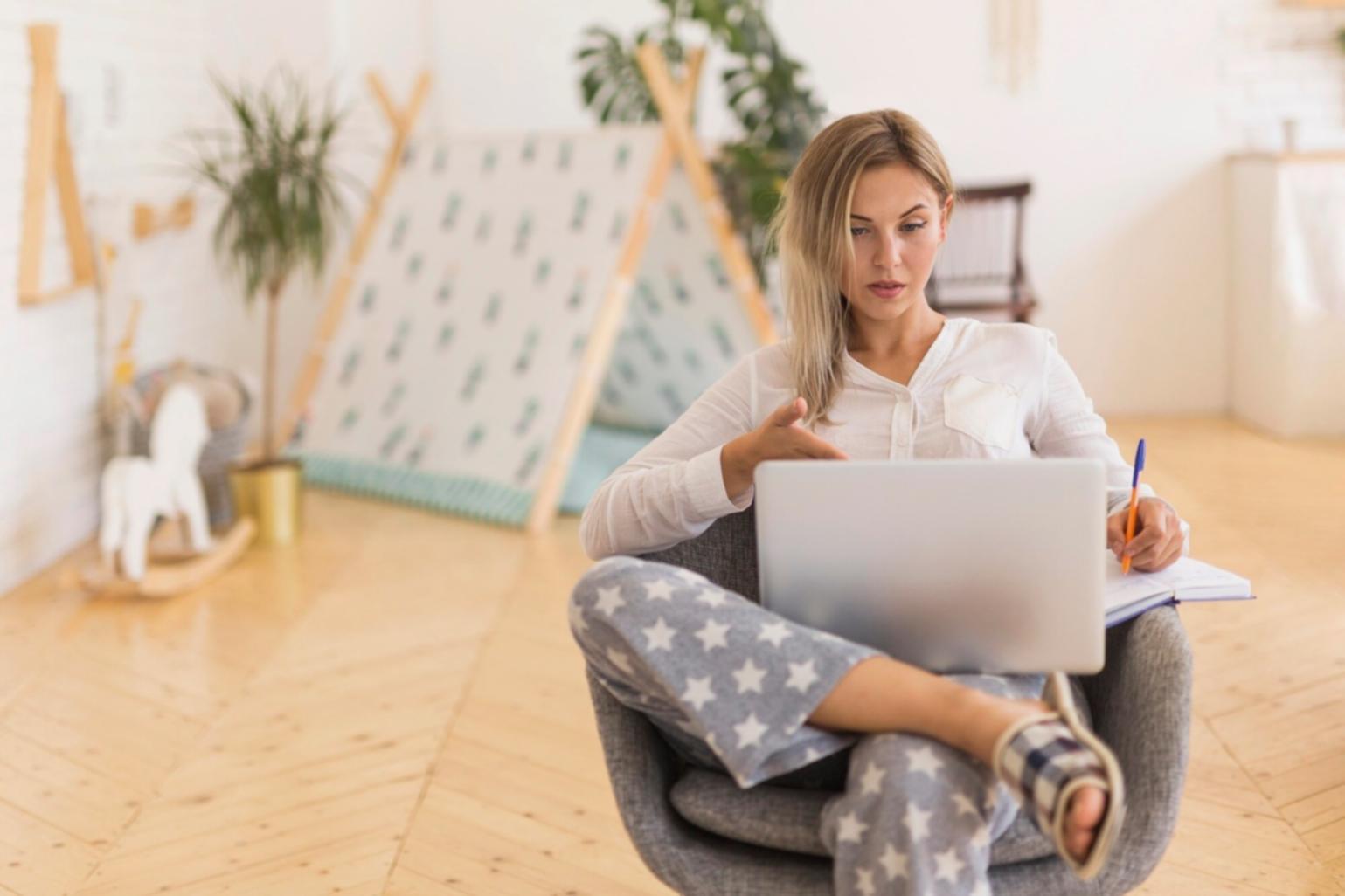 Team-Arbeitsplatz mit Finanzanalysen und Lernmaterialien